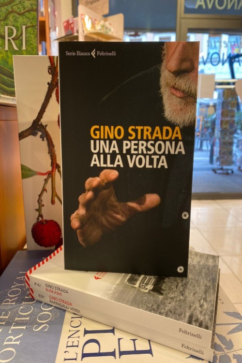 UNA PERSONA ALLA VOLTA